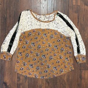 Gimmicks by BKE lace floral top
